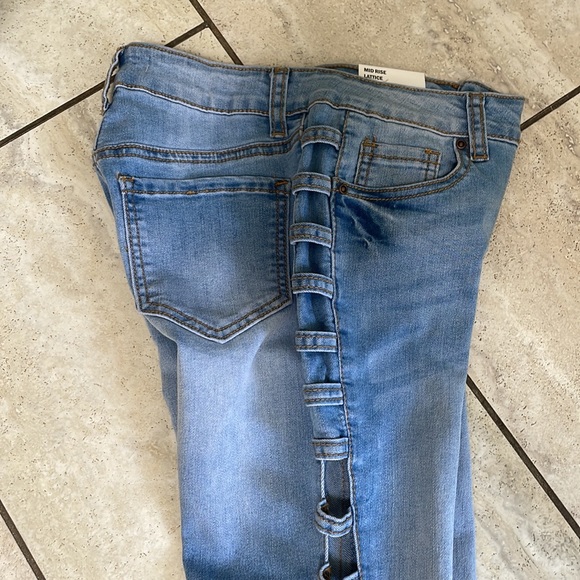 Encore Stretchy Side Cutout Jeans Size 5 - Picture 3 of 5